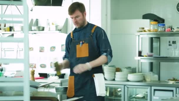 Chef-kok van het restaurant bereidt gerechten in de keuken. 4k — Stockvideo