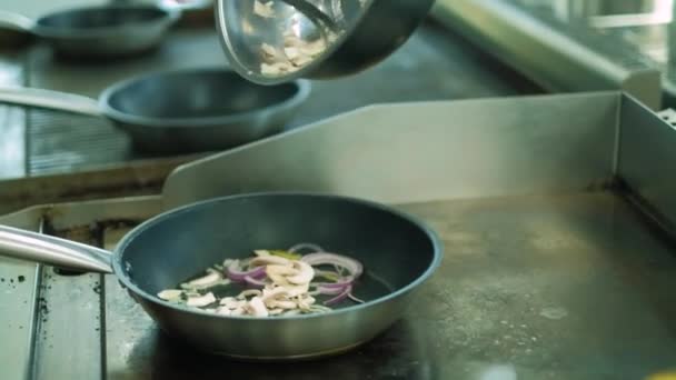 Chef do restaurante prepara pratos na cozinha. 4k — Vídeo de Stock