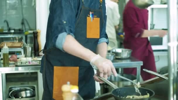 Chef do restaurante prepara pratos na cozinha. 4k — Vídeo de Stock