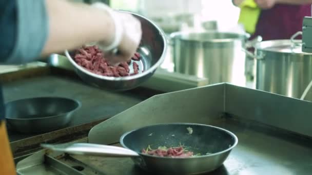 Chef-kok van het restaurant bereidt gerechten in de keuken. 4k — Stockvideo