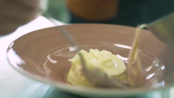 Chef do restaurante prepara pratos na cozinha. 4k — Vídeo de Stock