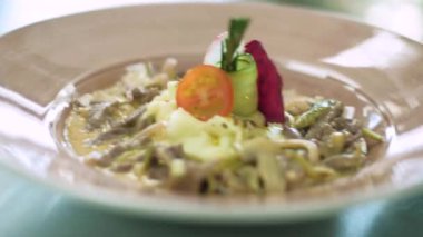 Restoran şefi mutfak yemekleri hazırlar. 4k