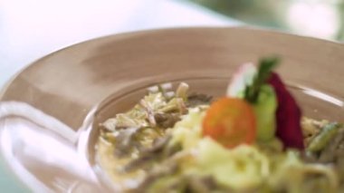 Restoran şefi mutfak yemekleri hazırlar. 4k