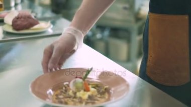 Restoran şefi bir çanak hizmet vermektedir ve çan çağırır. 4k