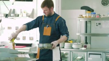 Restoran şefi mutfak yemekleri hazırlar. 4k