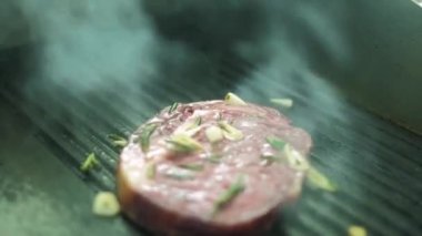 Restoran şefi mutfak yemekleri hazırlar. 4k