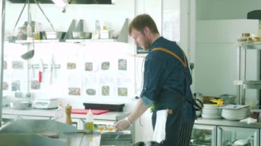 Şef aşçılar et yanıyor. 4k