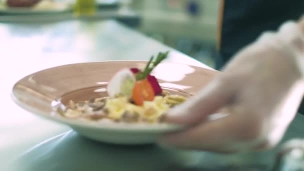 Chef du restaurant prépare des plats dans la cuisine. 4k — Video