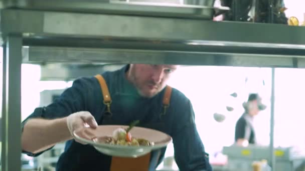 Der Chef des Restaurants serviert ein Gericht und klingelt. 4k — Stockvideo