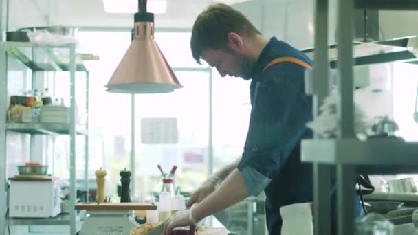 El chef del restaurante prepara platos en la cocina. 4k — Vídeo de stock