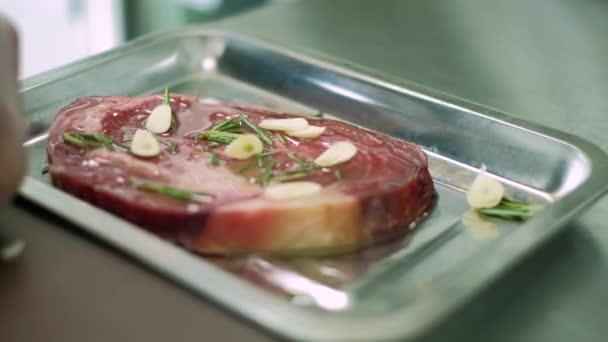 Küchenchef des Restaurants bereitet Gerichte in der Küche zu. 4k — Stockvideo