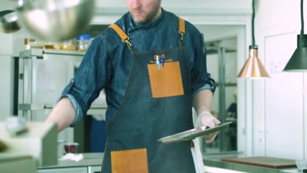 Chef do restaurante prepara pratos na cozinha. 4k — Vídeo de Stock