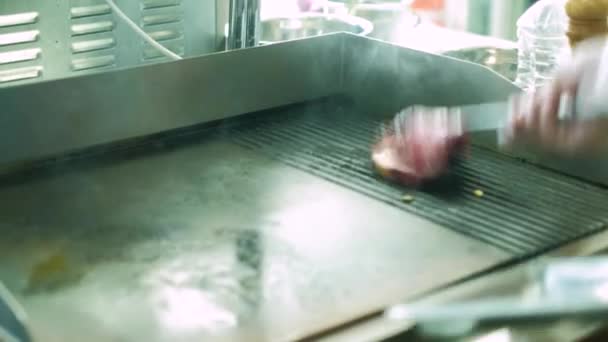 Küchenchef des Restaurants bereitet Gerichte in der Küche zu. 4k — Stockvideo