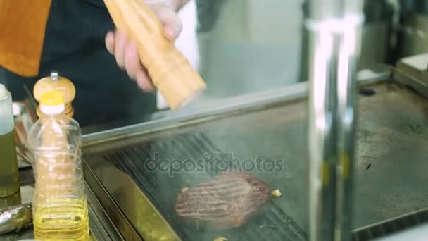 Chef cozinha carne em chamas. 4k — Vídeo de Stock