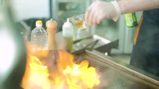 요리사는 불에 고기 요리. 4 k — 비디오