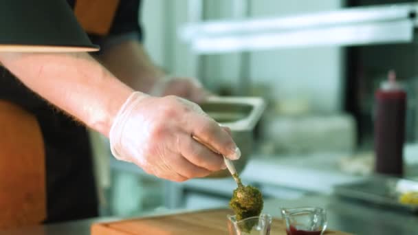 Az étterem séfje készít ételeket a konyhában. 4k — Stock videók