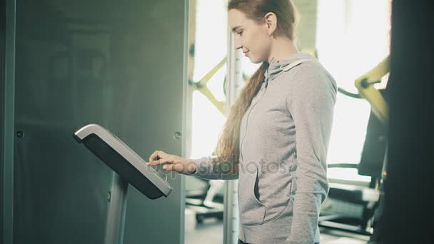 Mujer haciendo ejercicio levantando pesas 4k — Vídeo de stock