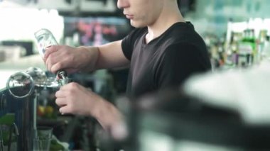 Çilekli kokteyl ön arka plan 4k üzerinde buz ile