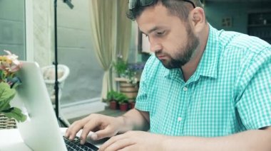 Genç adam karanlıkta onun tablet okuma kapatın. arka plan. 4k