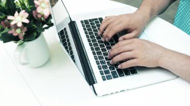 Genç adam karanlıkta onun tablet okuma kapatın. arka plan. 4k