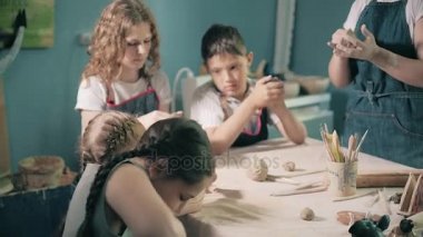 Kil potter eller tekerlek seramik iş atölye öğretmeni ve kız öğrenci 4k