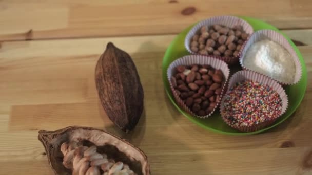 Nahaufnahme Porträt junger Bäcker untersucht und berührt mit Fingerschokolade 4k — Stockvideo