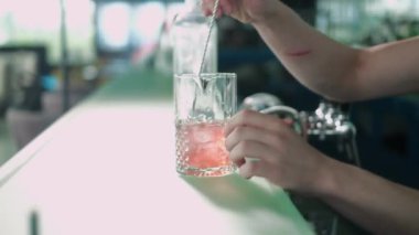 Çilekli kokteyl ön arka plan 4k üzerinde buz ile