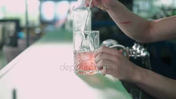 Jahodový koktejl s ledem na dopředné pozadí 4k — Stock video