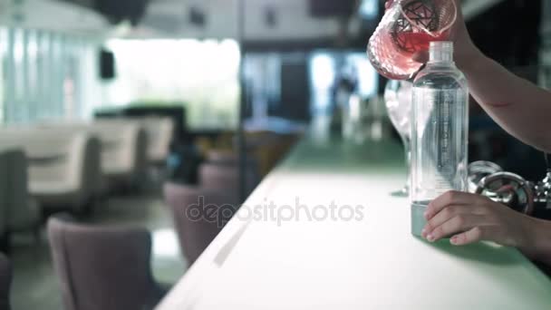 Клубничный коктейль со льдом на переднем фоне 4k — стоковое видео