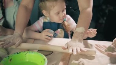 Kil potter eller tekerlek seramik iş atölye öğretmeni ve kız öğrenci 4k