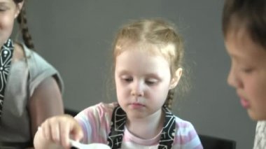 Portre genç baker yakından inceliyor ve kullanarak dokunmadan parmak çikolata 4k