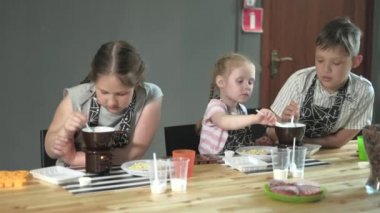 Portre genç baker yakından inceliyor ve kullanarak dokunmadan parmak çikolata 4k