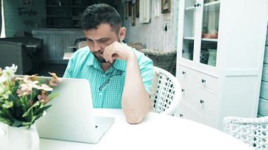 Genç adam karanlıkta onun tablet okuma kapatın. arka plan. 4k