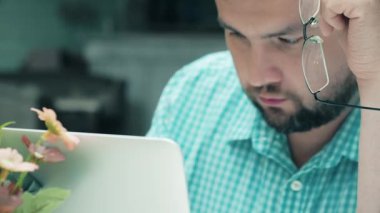 Genç adam karanlıkta onun tablet okuma kapatın. arka plan. 4k