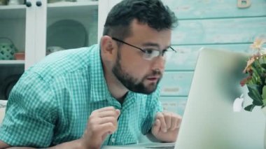 Genç adam karanlıkta onun tablet okuma kapatın. arka plan. 4k