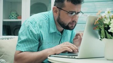 Genç adam karanlıkta onun tablet okuma kapatın. arka plan. 4k