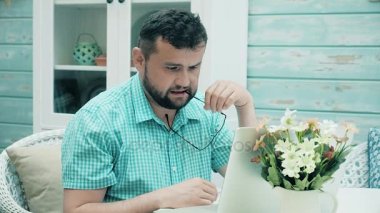 Genç adam karanlıkta onun tablet okuma kapatın. arka plan. 4k