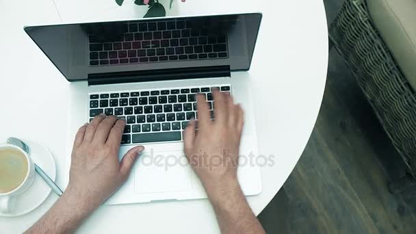 Primer plano del joven leyendo su tableta en la oscuridad. fondo. 4k — Vídeo de stock