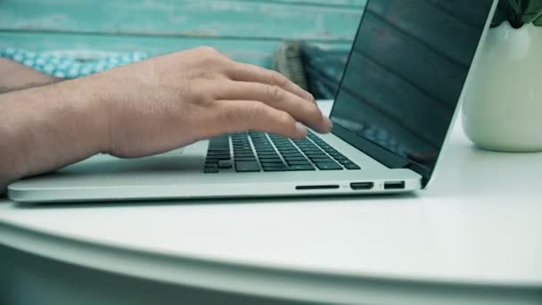 Primer plano del joven leyendo su tableta en la oscuridad. fondo. 4k — Vídeo de stock