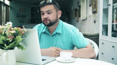 Genç adam karanlıkta onun tablet okuma kapatın. arka plan. 4k