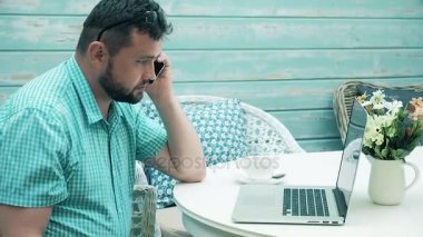 Genç adam karanlıkta onun tablet okuma kapatın. arka plan. 4k