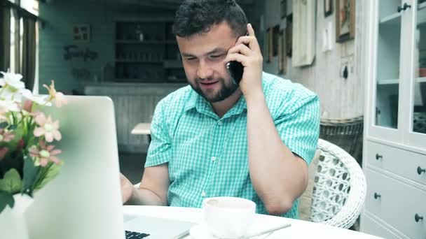 Un jeune et ambitieux homme parlant au téléphone 4k — Video