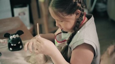 Kil potter eller tekerlek seramik iş atölye öğretmeni ve kız öğrenci 4k