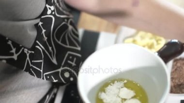 Portre genç baker yakından inceliyor ve kullanarak dokunmadan parmak çikolata 4k