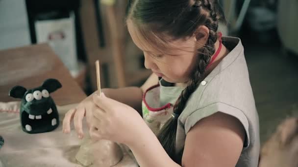 Kil potter eller tekerlek seramik iş atölye öğretmeni ve kız öğrenci 4k — Stok video