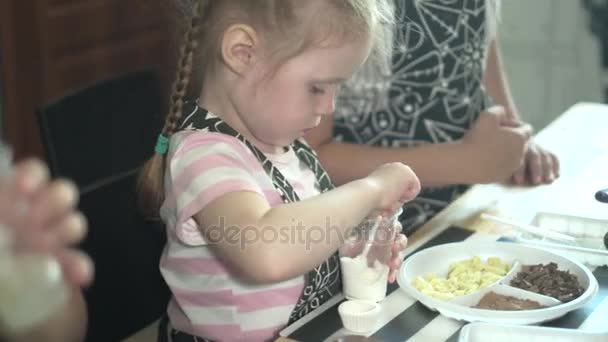 Gros plan portrait jeune boulanger examine et touche en utilisant doigt chocolat 4k — Video