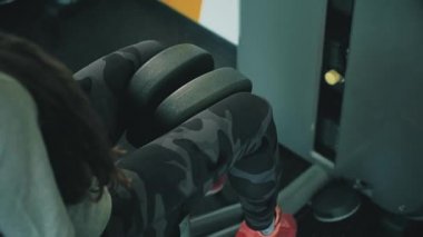 Ağırlık 4 k dışarı çalışan kadın