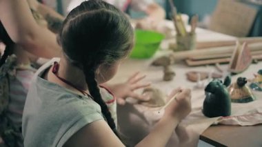 Kil potter eller tekerlek seramik iş atölye öğretmeni ve kız öğrenci 4k