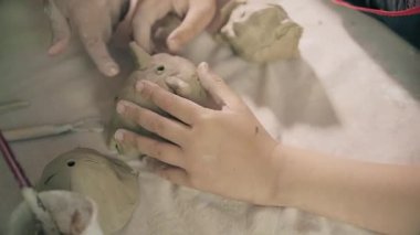 Kil potter eller tekerlek seramik iş atölye öğretmeni ve kız öğrenci 4k