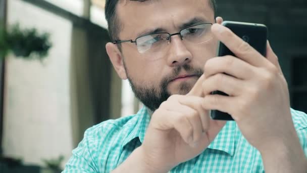 Молодий і амбітний чоловік розмовляє по телефону 4k — стокове відео